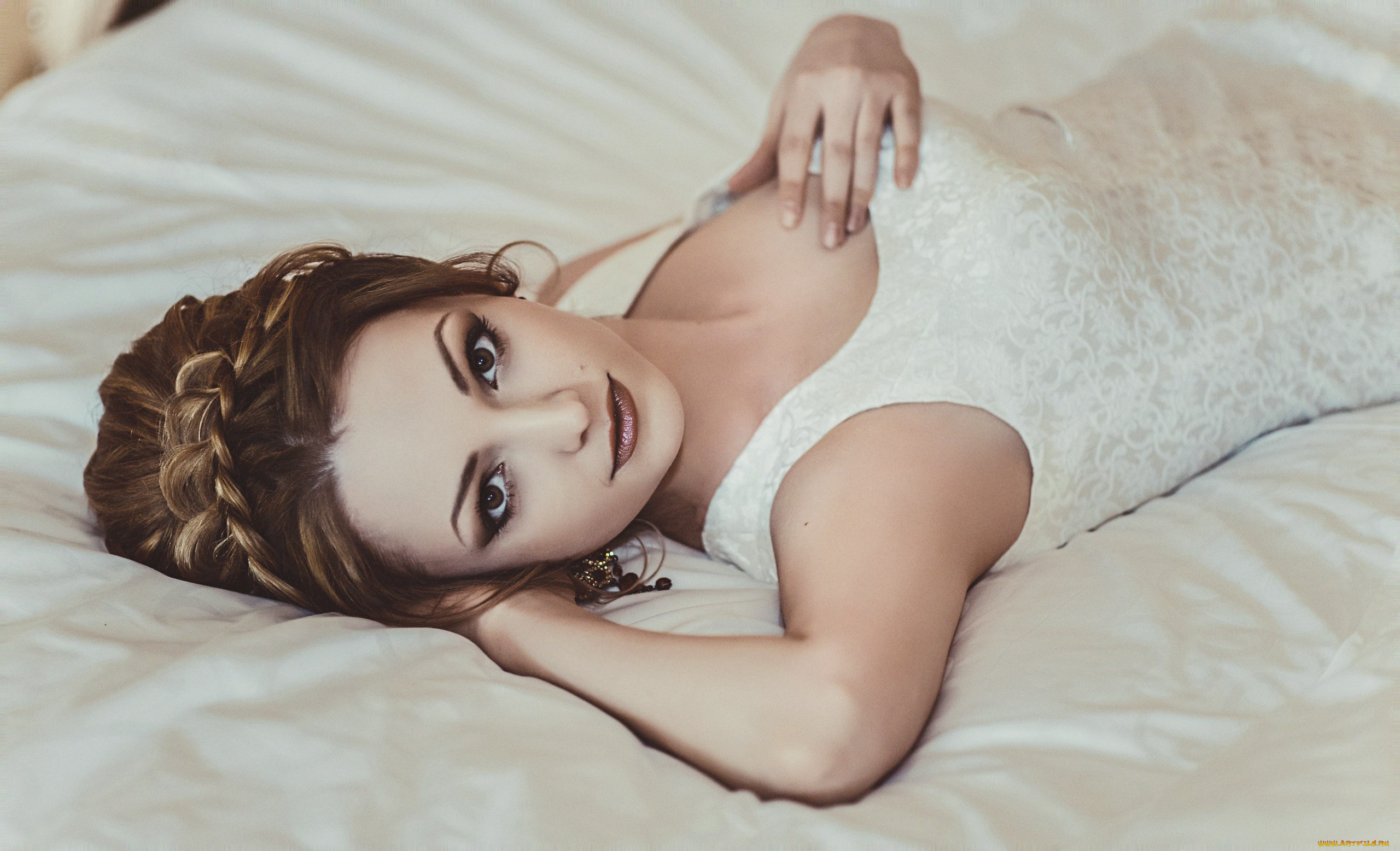 девушки, -unsort, , брюнетки, , шатенки, кровать, постель, коса, блондинка, прическа