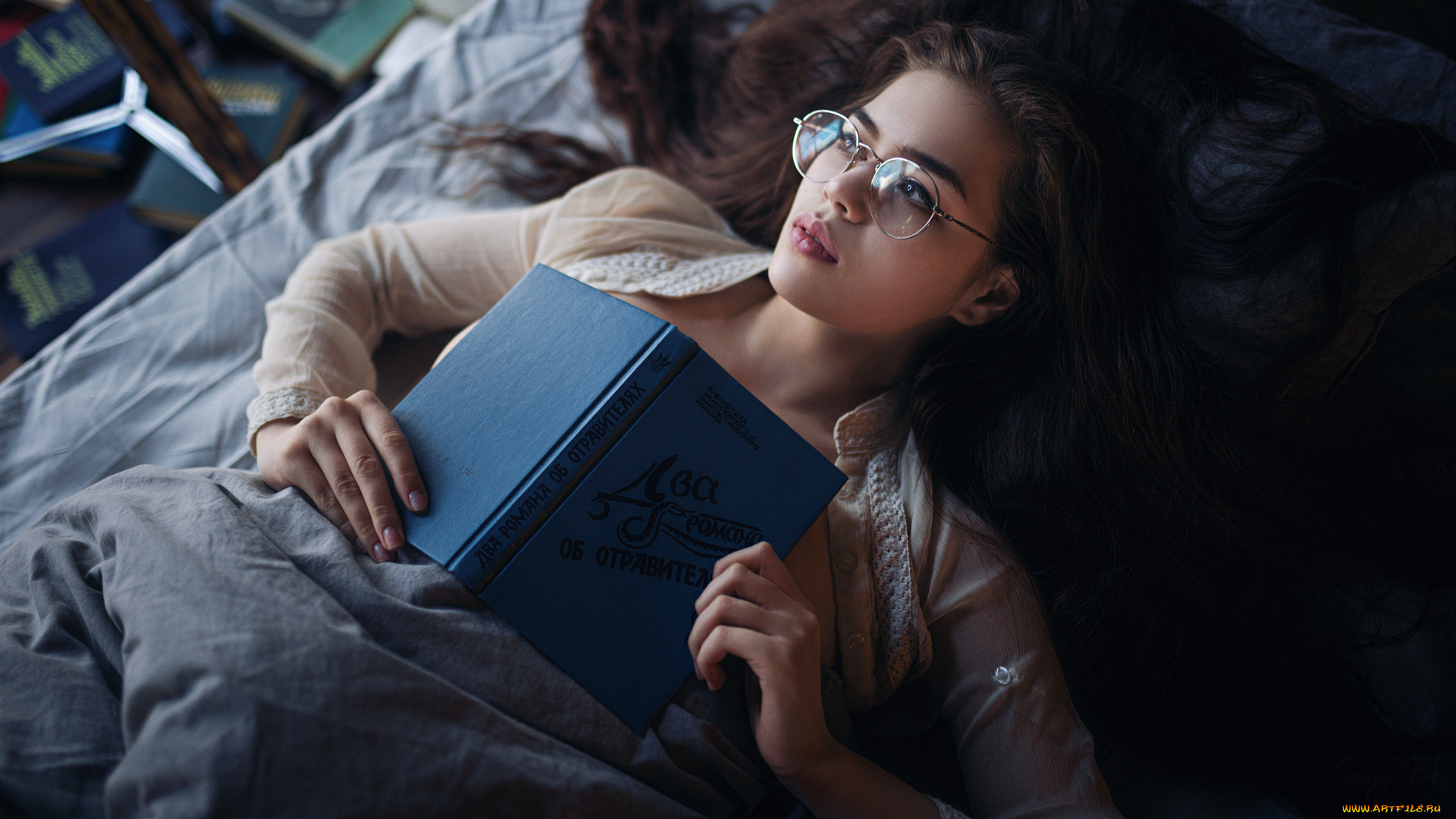 майя, шахназарова, девушки, брюнетка, лежа, на, спине, длинные, волосы, женщины, в, очках, лицо, сочные, губы, открытая, одежда, стратегическое, прикрытие, книги, очки, без, лифчика, постели, cергей, жирнов, чтение, майя, шахназарова