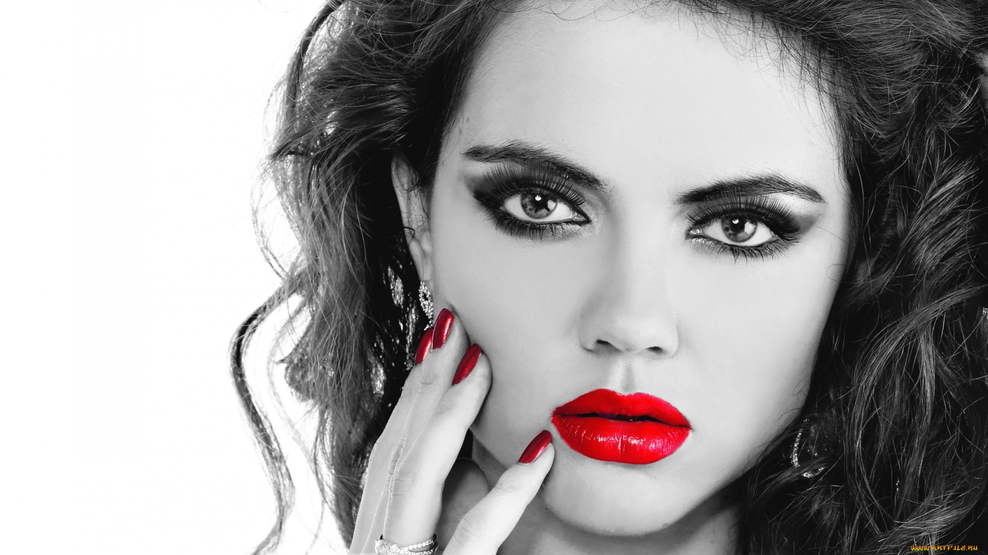 девушки, -unsort, , Черно-белые, обои, фон, маникор, красные, ногти, рука, глаза, волосы, взгляд, ресницы, губы, макияж, девушка