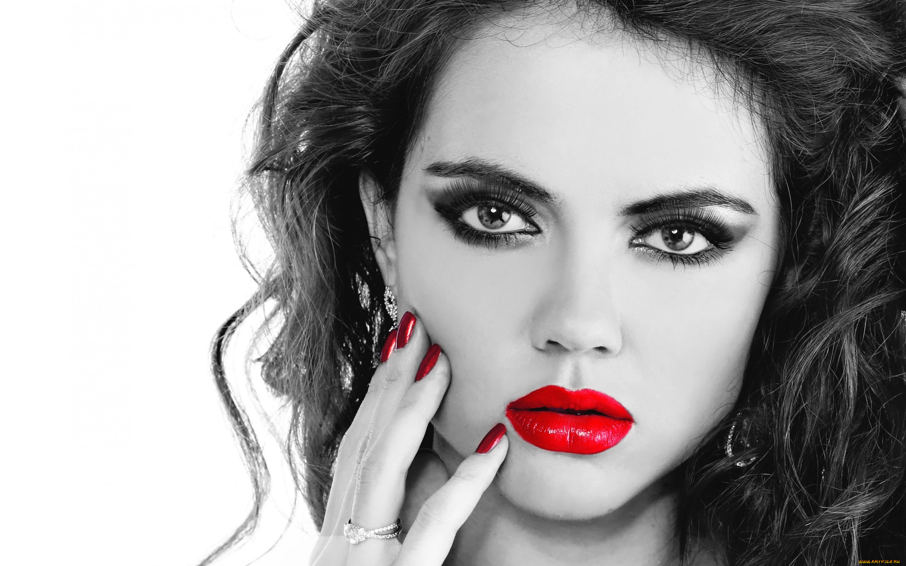 девушки, -unsort, , Черно-белые, обои, фон, маникор, красные, ногти, рука, глаза, волосы, взгляд, ресницы, губы, макияж, девушка