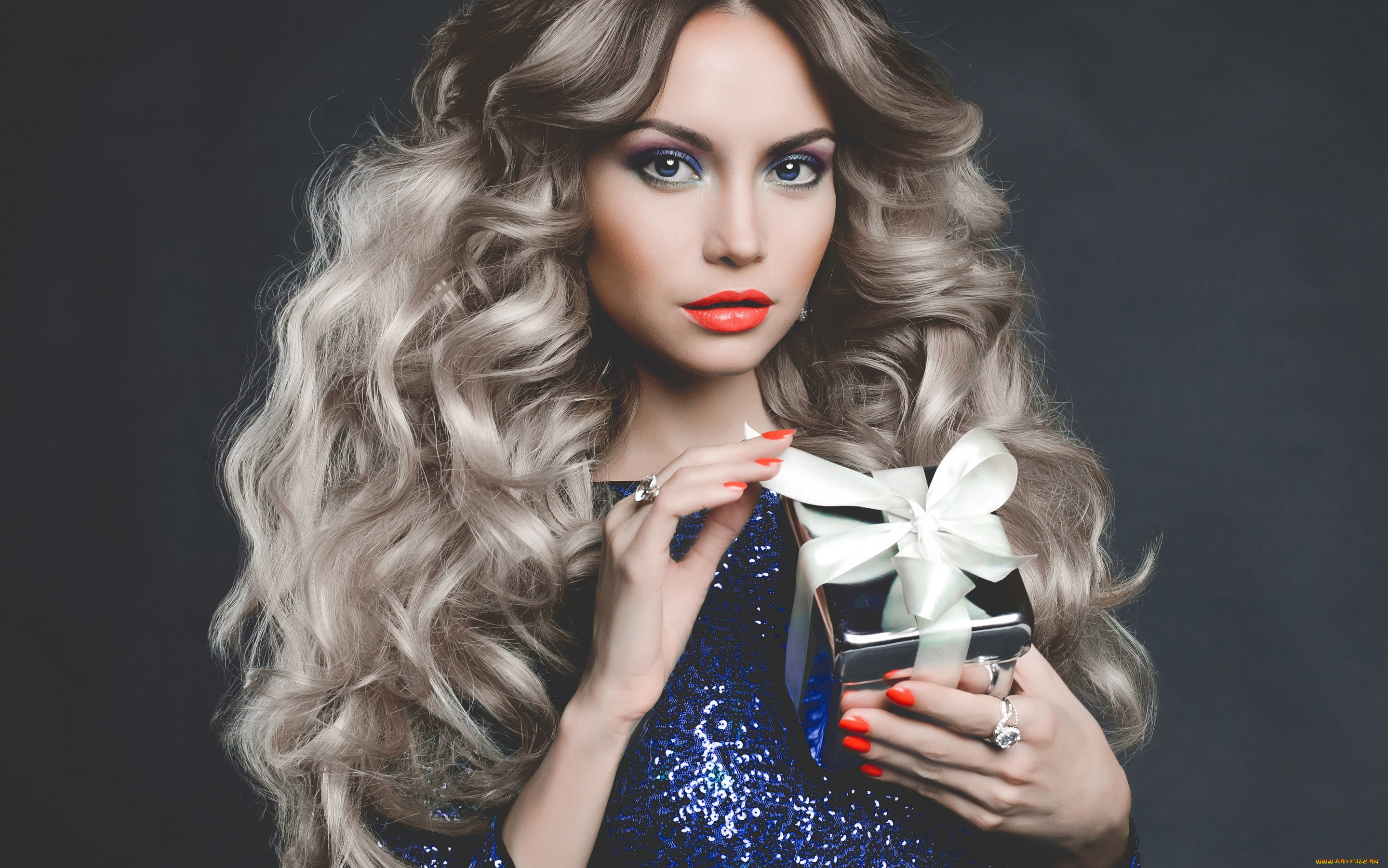 девушки, -unsort, , лица, , портреты, подарок, красивая, кольца, руки, макияж, модель, платье, кудри, помада, взгляд, тени, блондинка, девушка