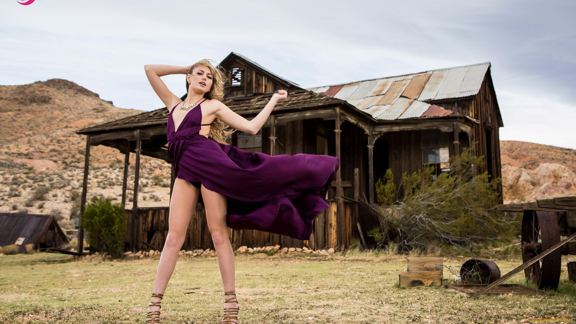 scarlett, sage, девушки, девушка, женщина, блондинка, светловолосая, сексуальная, модель, звезда, позирует, разная, обувь, верхняя, стильная, одежда, нижнее, эротическое, бельё, трусы, лифчик, колготки, чулки, аксессуары, макияж, и, множество, элементов, на, фотографии, upskirt, платье, короткое, задралось, приподняла, трусики, тень, вид, спереди