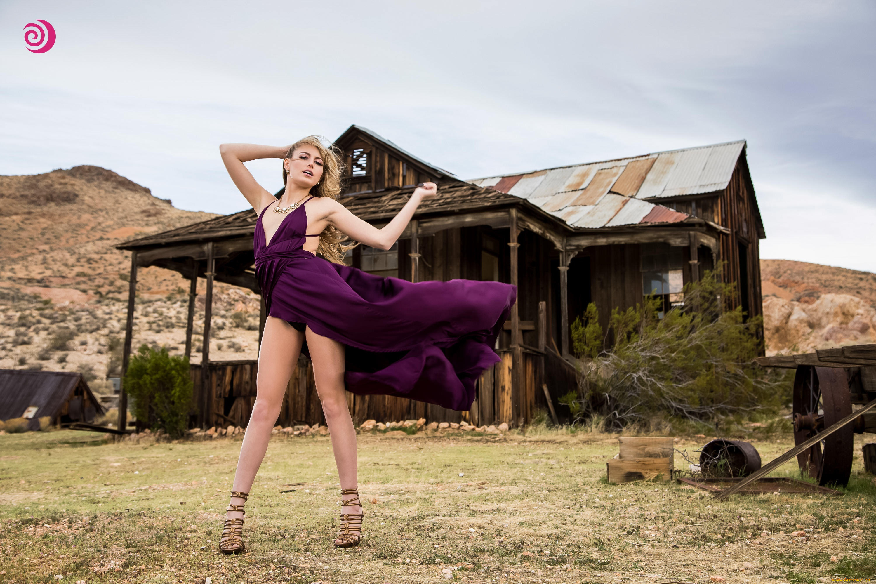 scarlett, sage, девушки, девушка, женщина, блондинка, светловолосая, сексуальная, модель, звезда, позирует, разная, обувь, верхняя, стильная, одежда, нижнее, эротическое, бельё, трусы, лифчик, колготки, чулки, аксессуары, макияж, и, множество, элементов, на, фотографии, upskirt, платье, короткое, задралось, приподняла, трусики, тень, вид, спереди