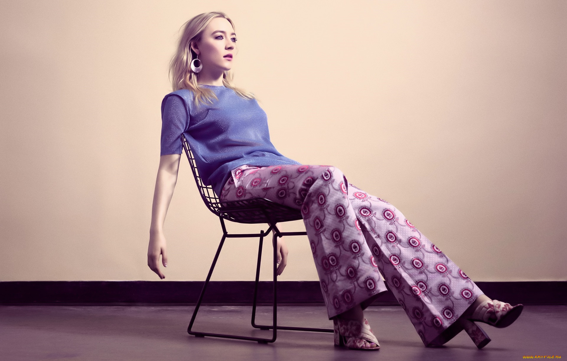 девушки, saoirse, ronan, блондинка, топ, брюки, стул