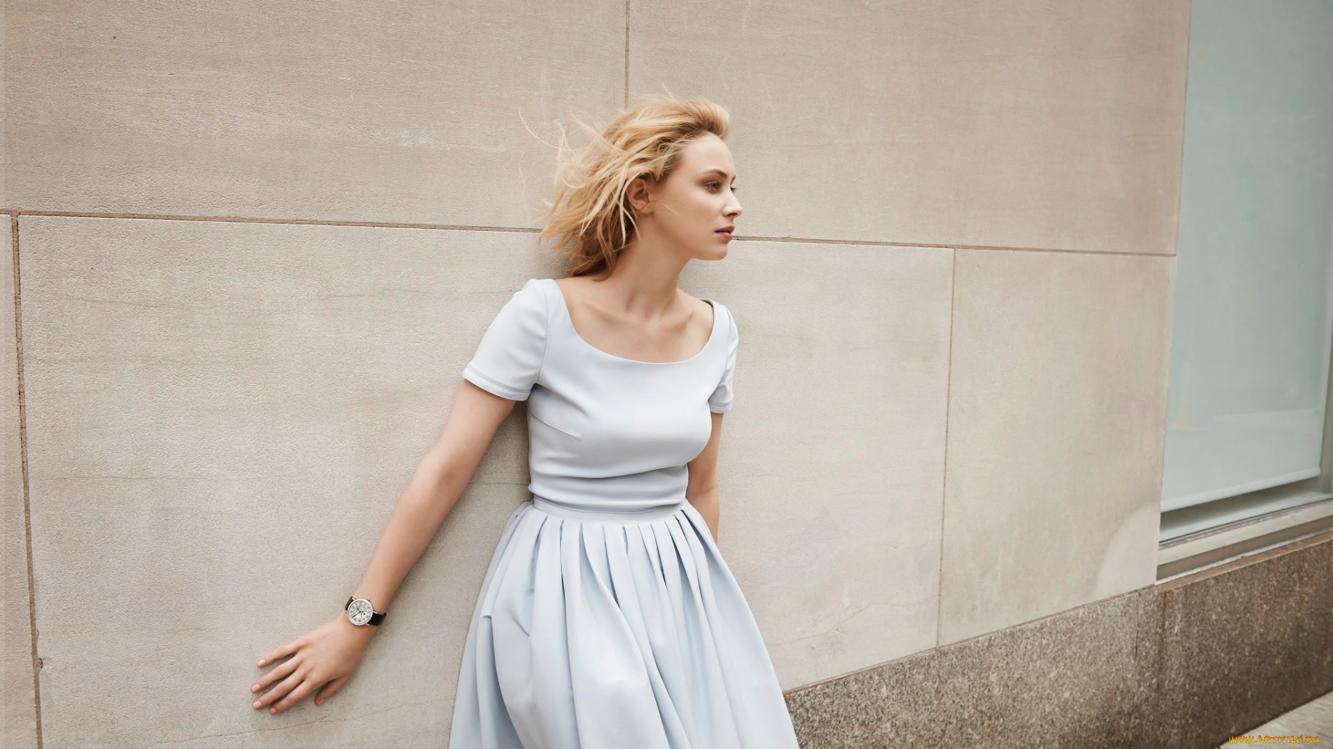 девушки, sarah, gadon, блондинка, актриса, сара, гэдон, ветер, часы, платье, стена