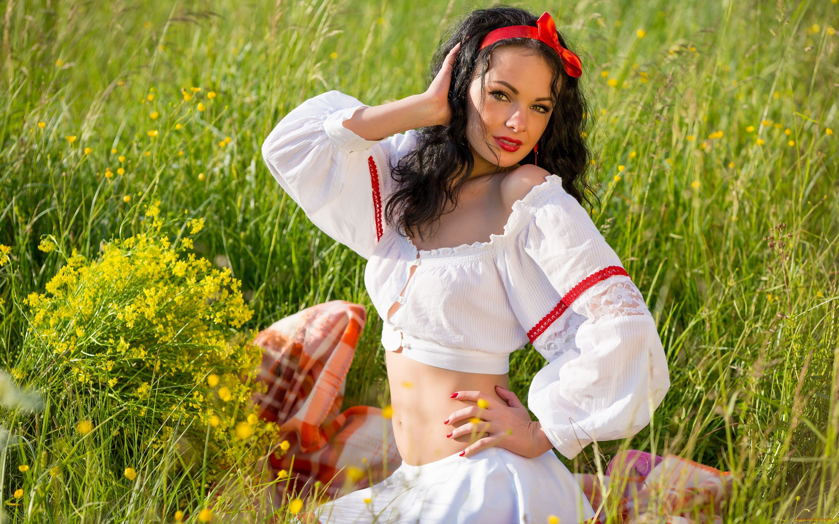 девушки, -unsort, , брюнетки, , шатенки, трава, луг, поле, природа, брюнетка, взгляд, модель, katie