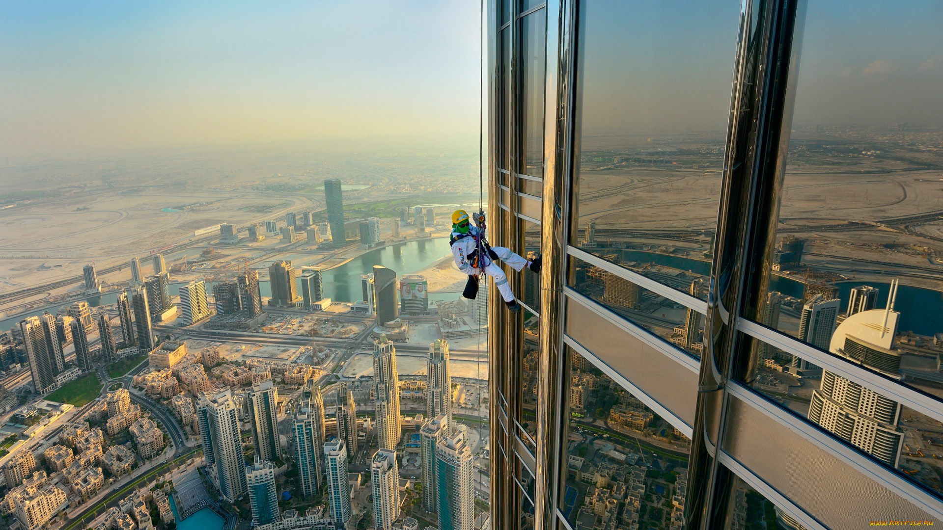 города, дубаи, , оаэ, город, отражение, каска, высотник, верхолаз, человек, окна, панорама, небоскребы, здания, дома