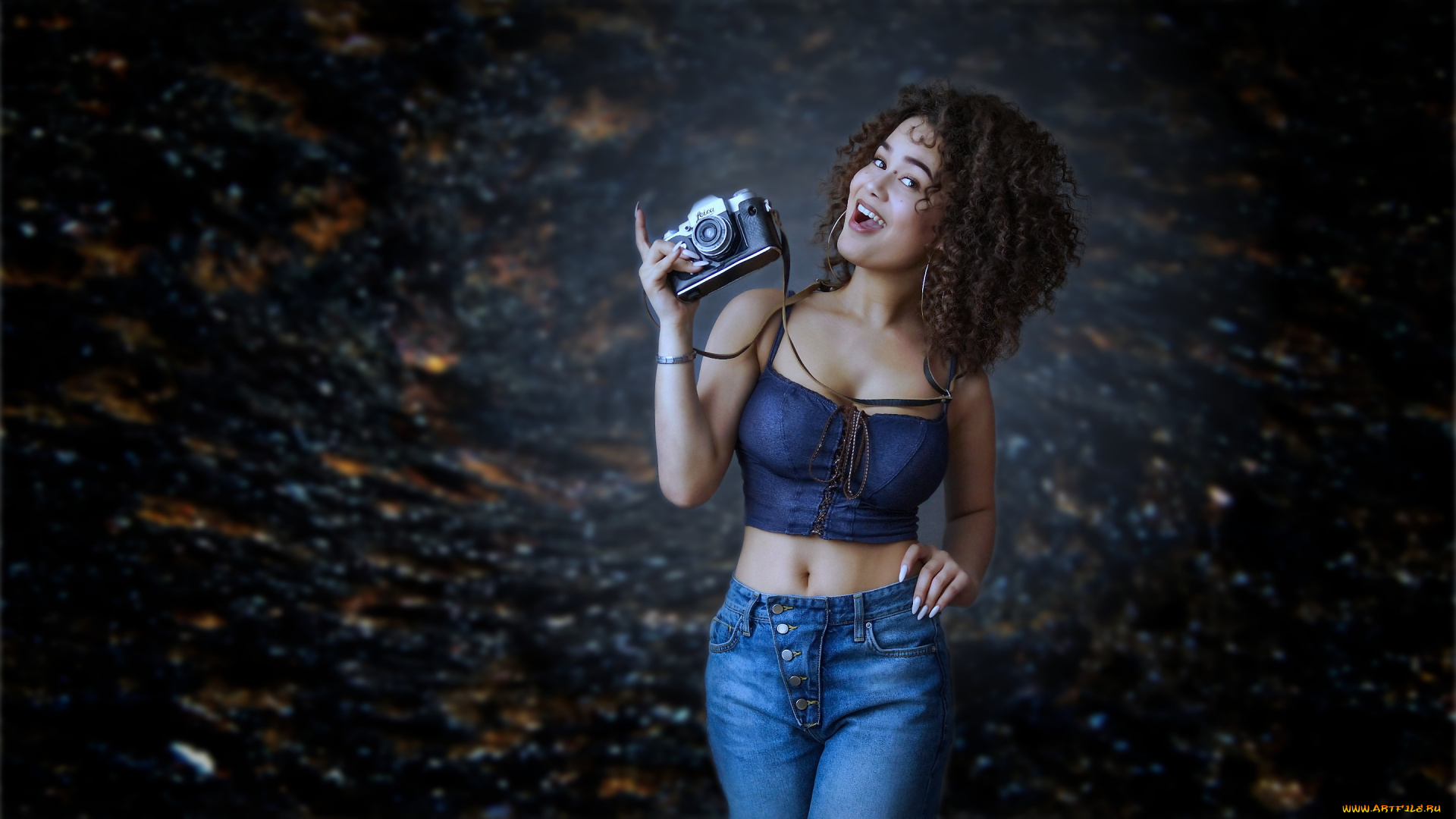 девушки, -unsort, , брюнетки, темноволосые, фотоаппарат, улыбка, джинсы