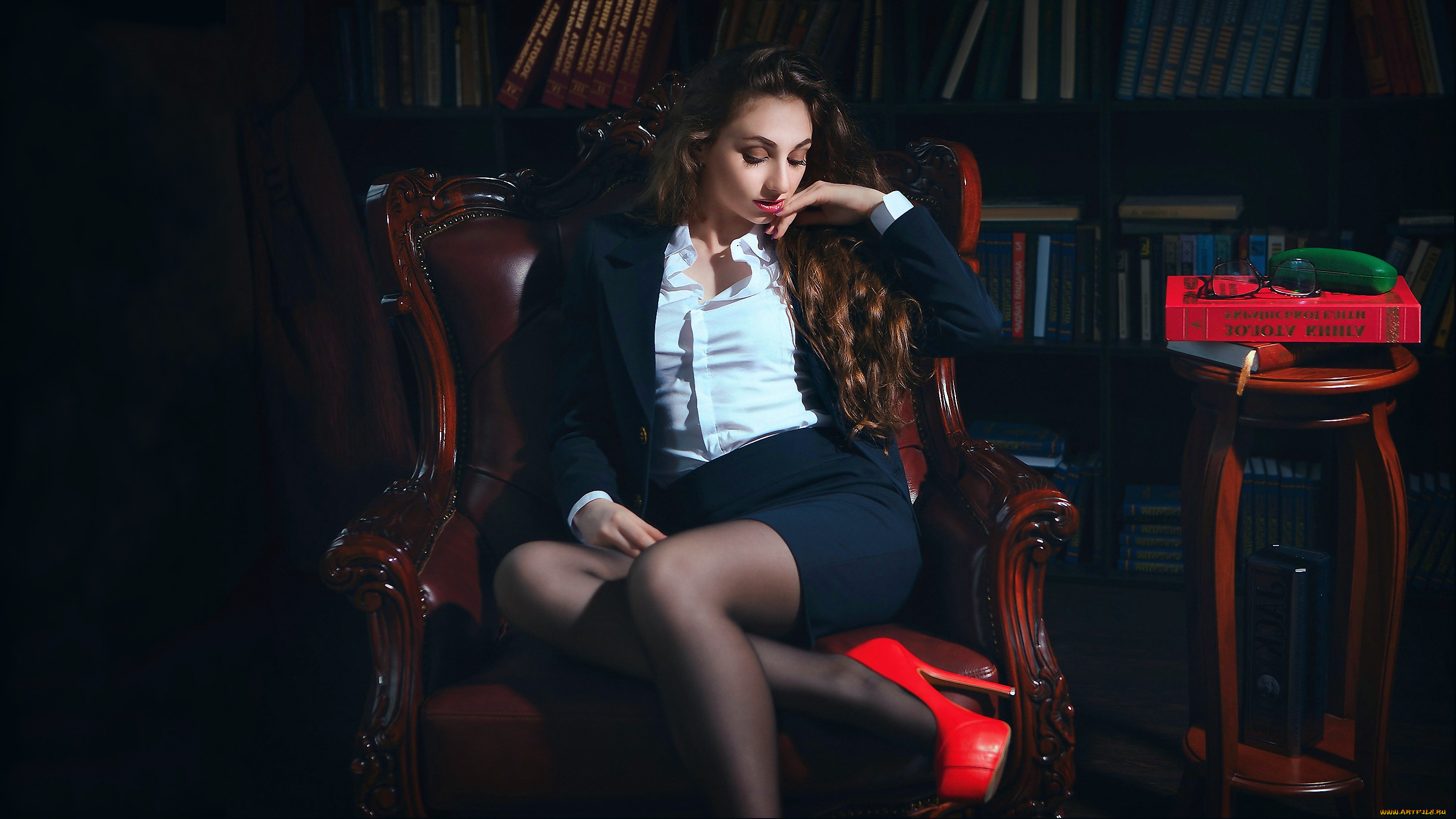 девушки, -unsort, , брюнетки, темноволосые, темный, фон, кресло, костюм, анастасия, андрийчук