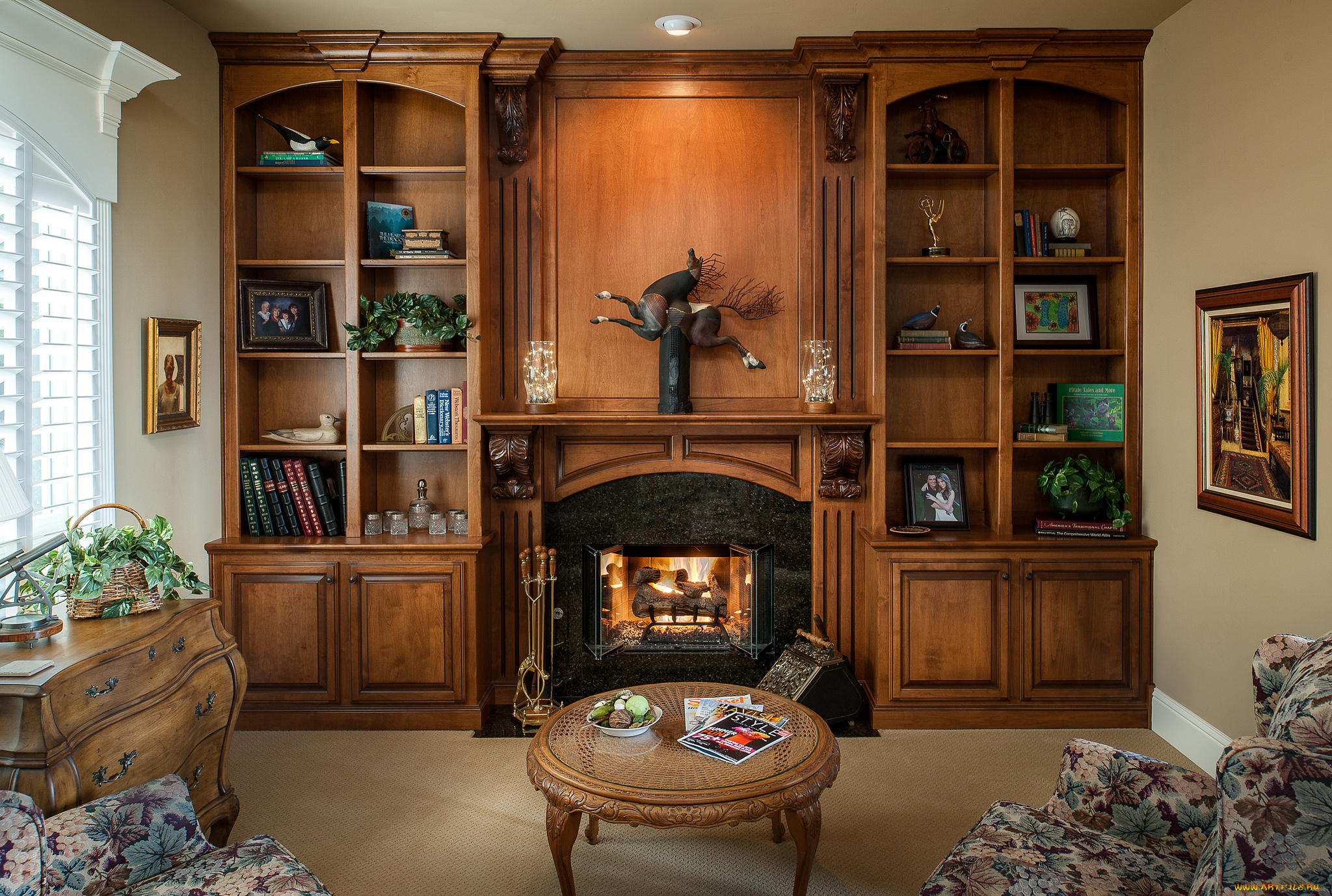 интерьер, гостиная, камин, комод, журнальный, столик, книги