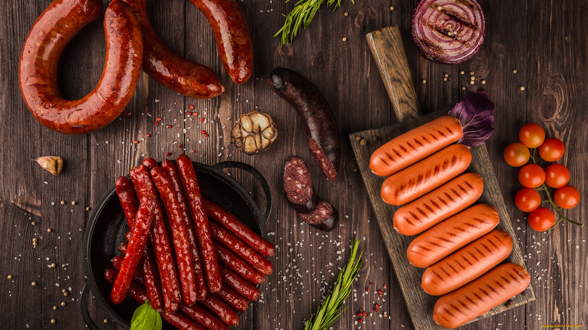еда, колбасные, изделия, розмарин, сосиски, колбаса, помидоры, лук
