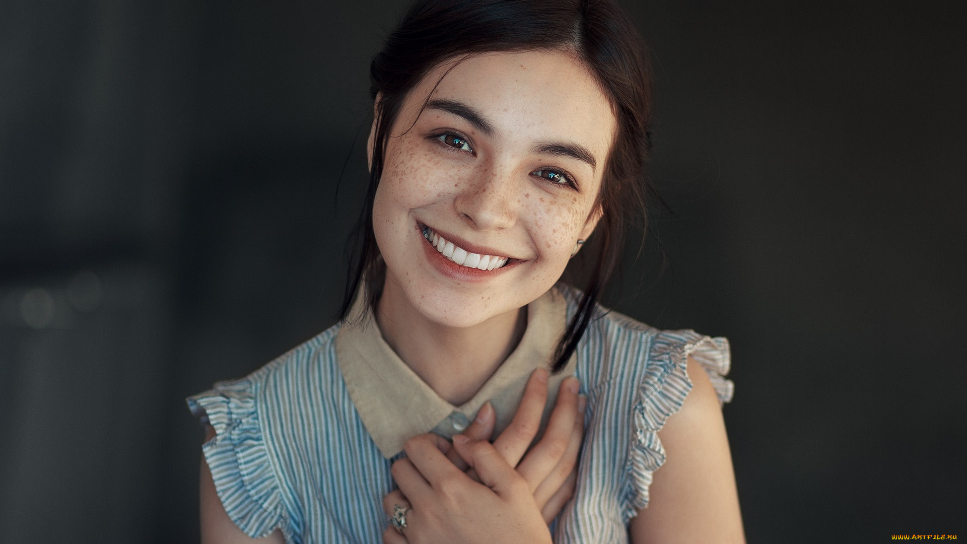 девушки, -unsort, , брюнетки, темноволосые, кольцо, девушка, улыбка, веснушки