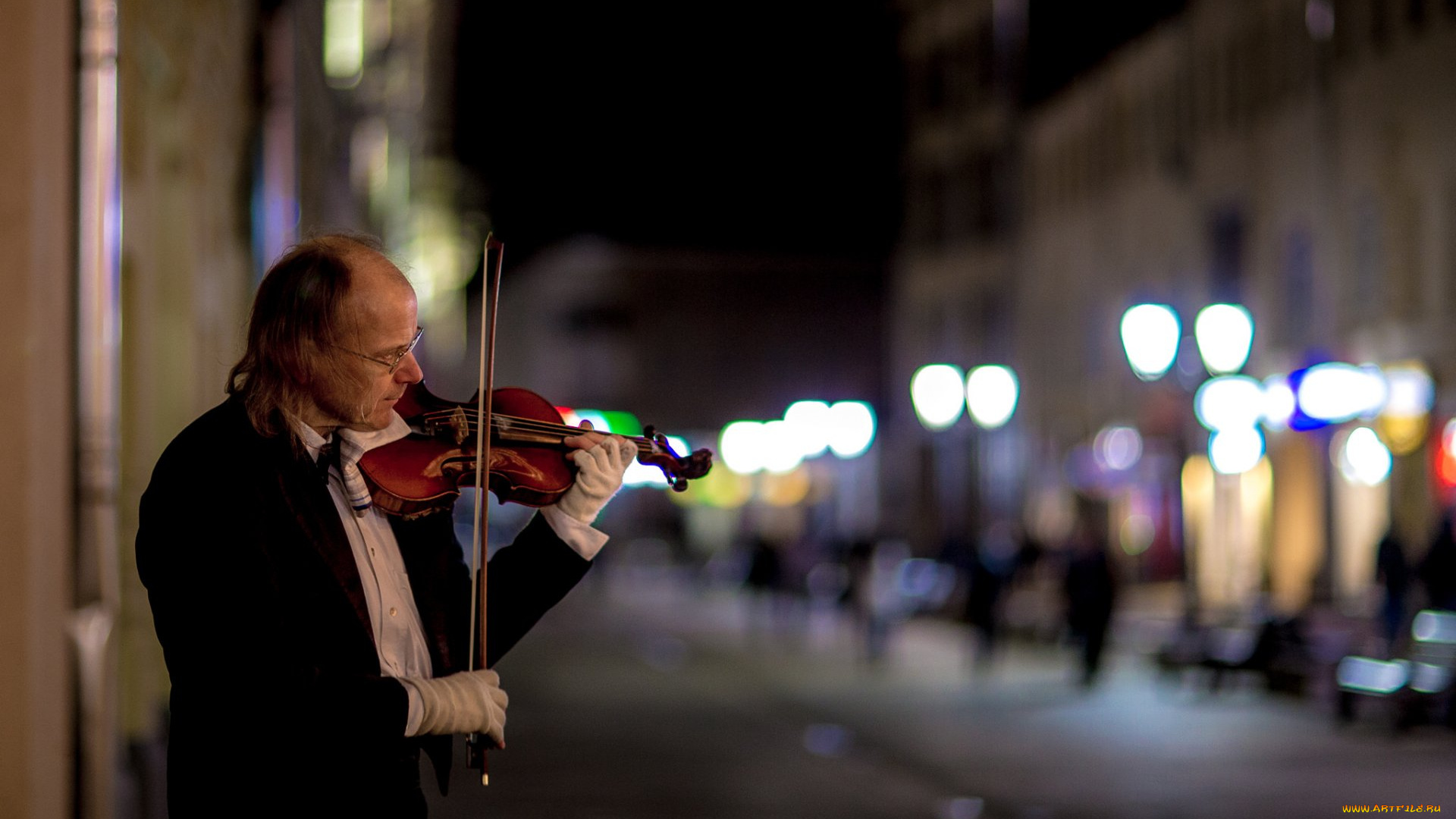 музыка, -другое, мужчина, очки, скрипка, улица, ночь, перчатки