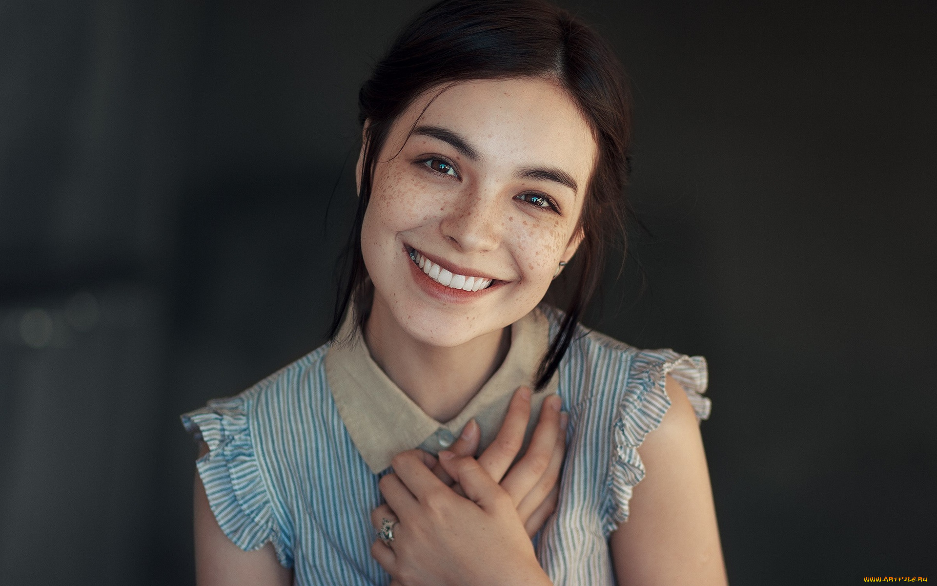 девушки, -unsort, , брюнетки, темноволосые, кольцо, девушка, улыбка, веснушки