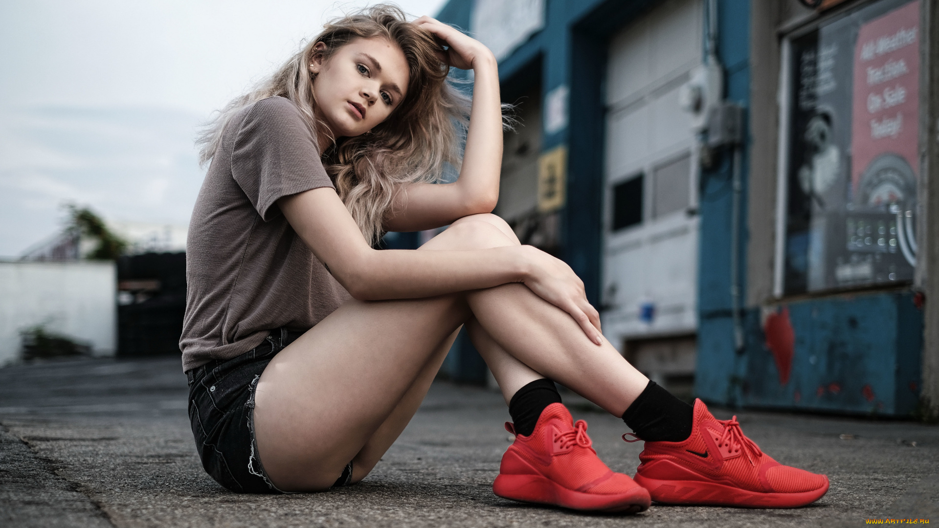 девушки, -, блондинки, , светловолосые, девушка, сидит, атлетические, кроссовки