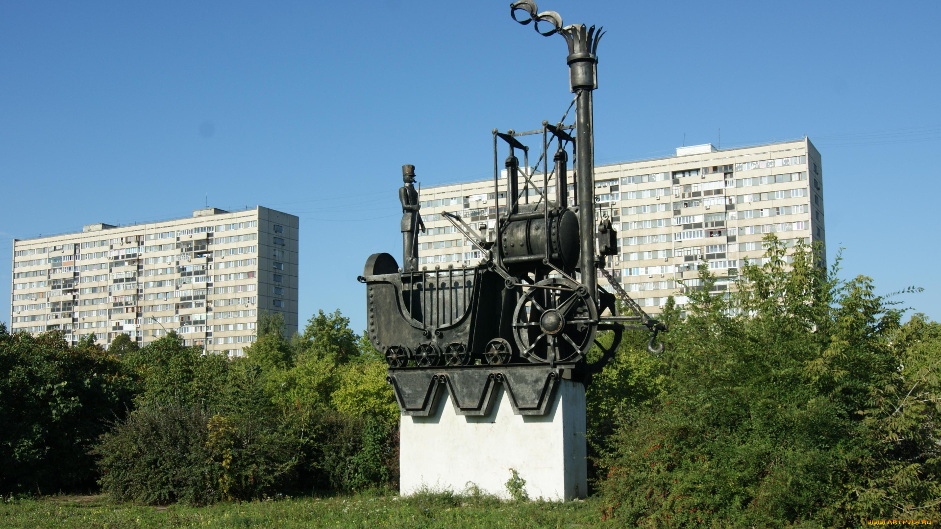 города, памятники, скульптуры, арт, объекты, статуя, паровоза, деревья, трава, дома, небо, тольятти