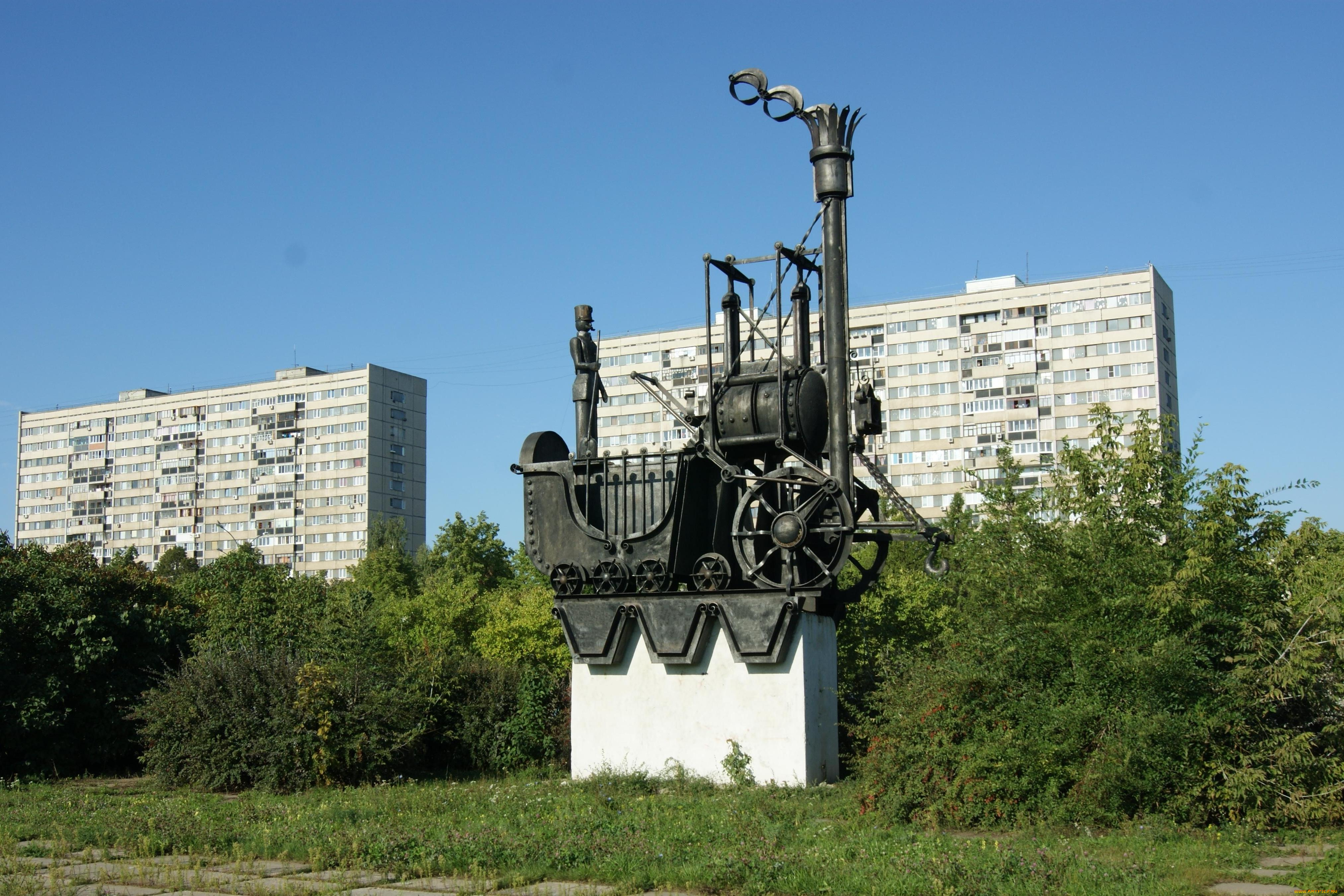 города, памятники, скульптуры, арт, объекты, статуя, паровоза, деревья, трава, дома, небо, тольятти