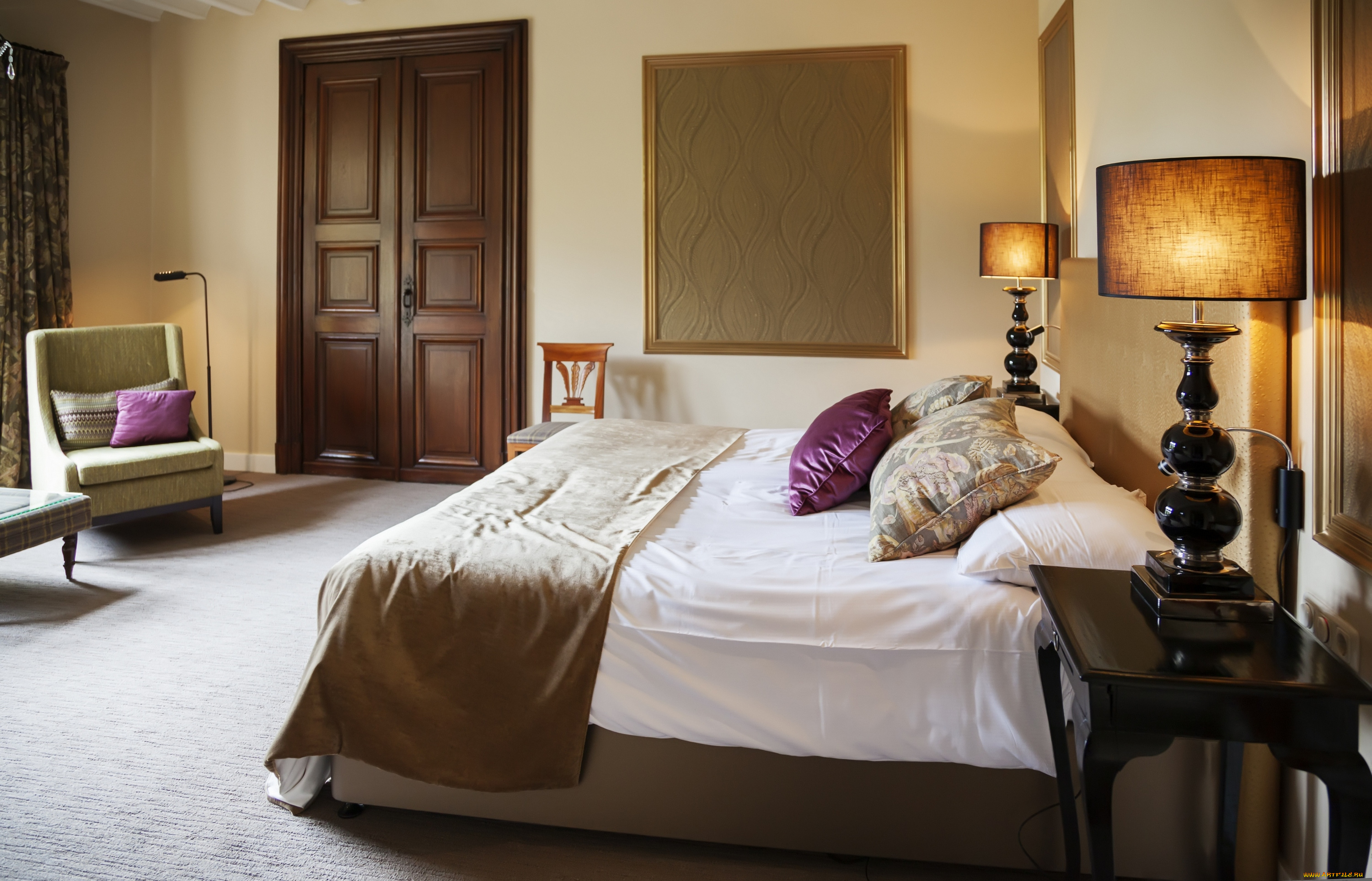 интерьер, спальня, стиль, кресло, подушки, светильник