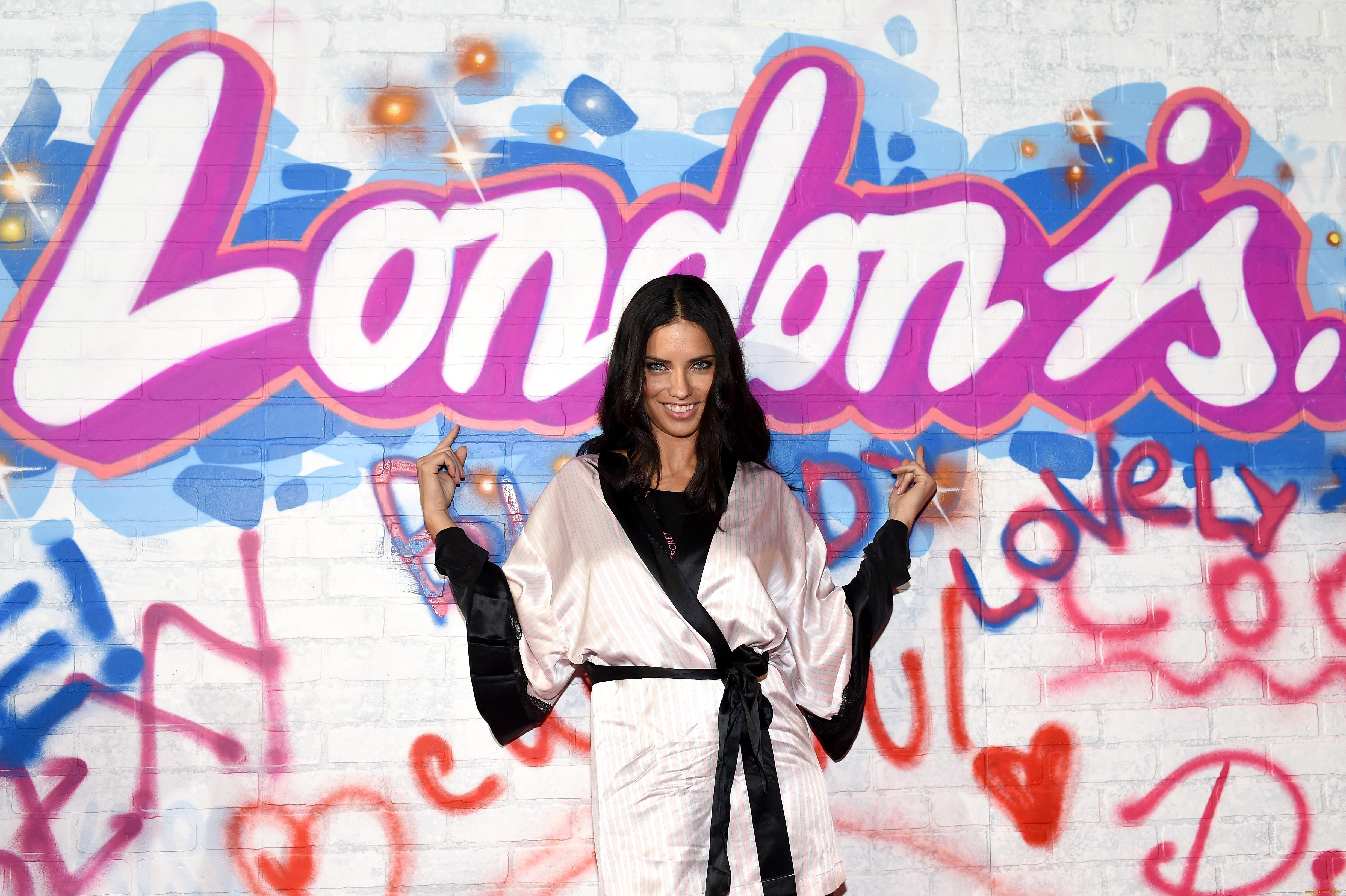 девушки, adriana, lima, брюнетка, халат, графитти, стена, улыбка, модель, адриана, лима
