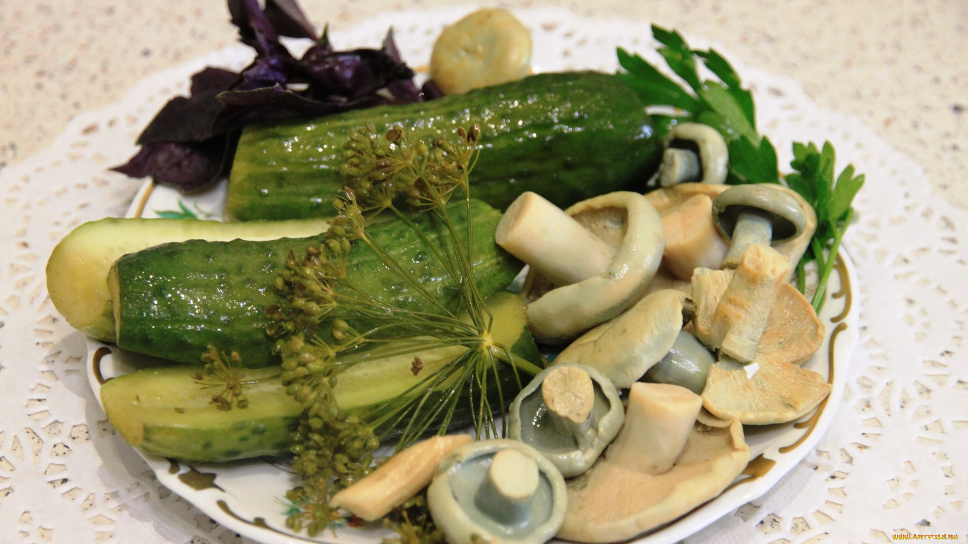 еда, консервация, малосольные, посуда, укроп, фарфор, лето, натюрморт, огурцы, грибы, грузди, вкуснота, блюдо
