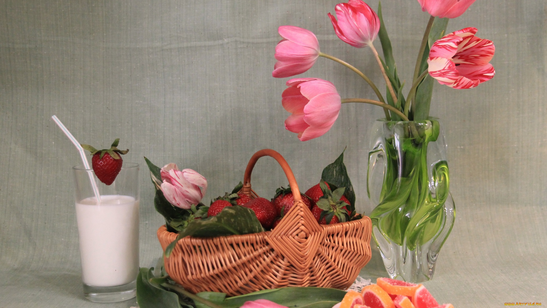 еда, натюрморт, мармелад, тюльпаны, клубника, весна, ландыши, корзина, сливки, букет, ягоды