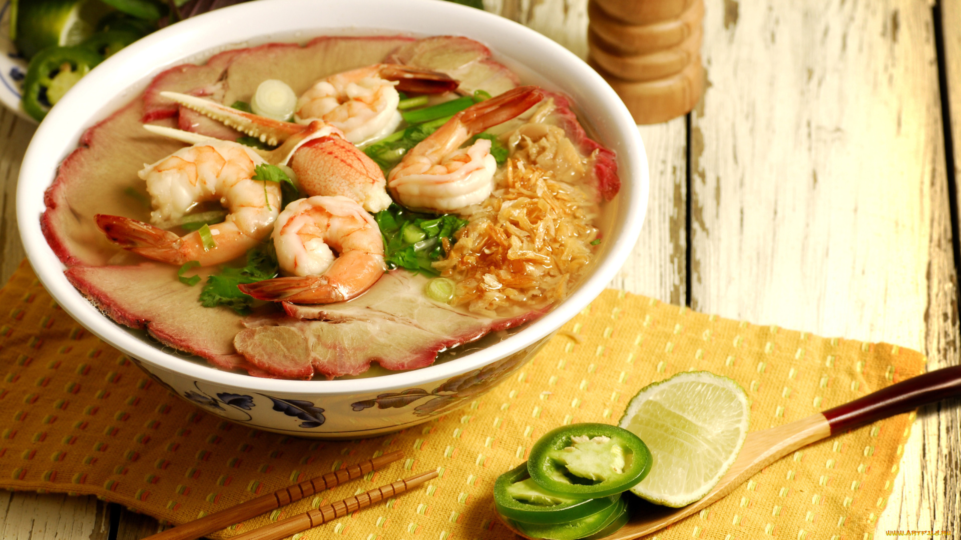 еда, первые, блюда, тарелка, супа, с, креветками, и, морепродуктами, на, столе