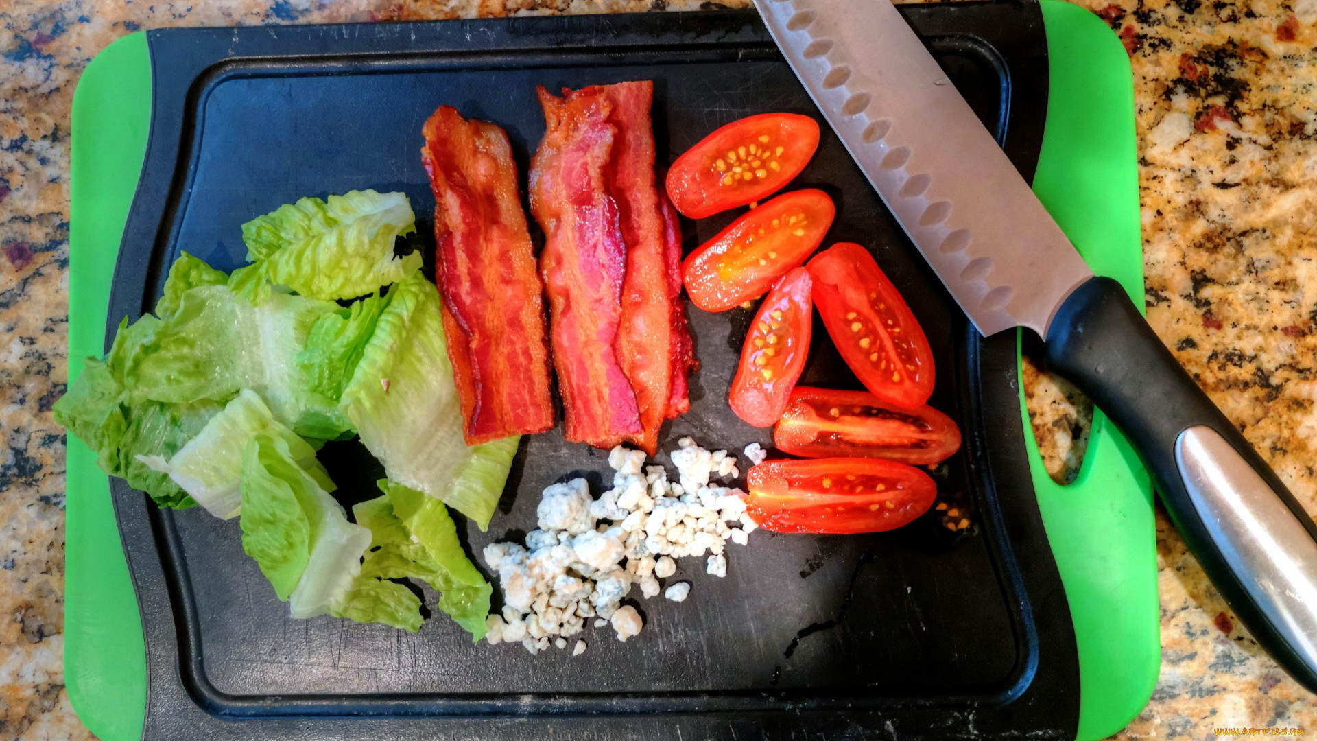 еда, разное, нож, помидоры, салат, бекон, поднос