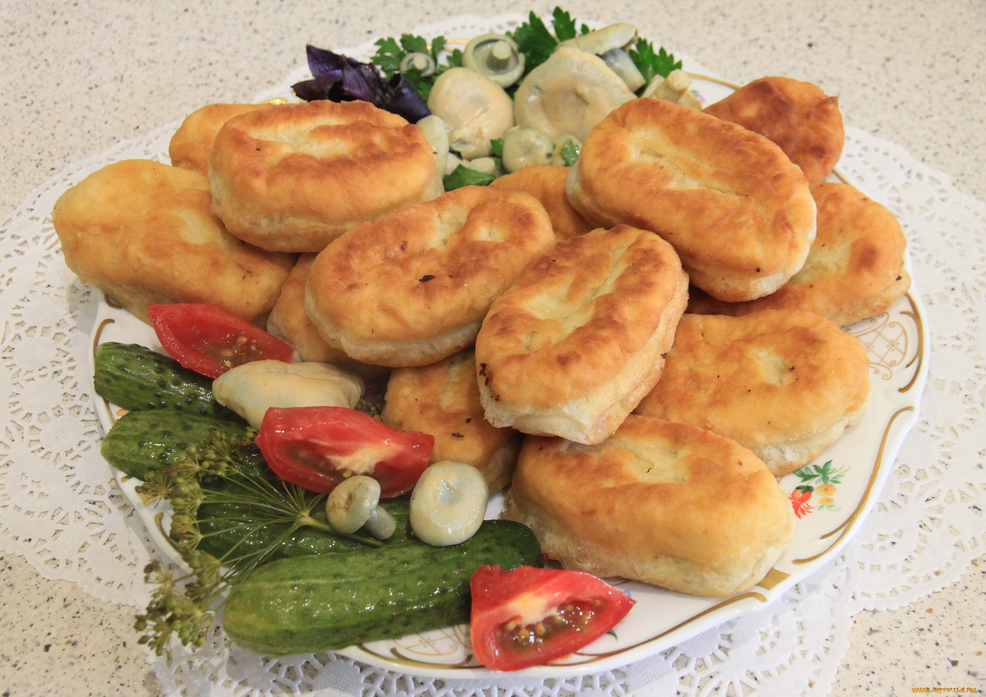 еда, разное, грибы, грузди, вкуснота, укроп, лето, посуда, пирожки, огурцы, натюрморт, блюдо, малосольные, фарфор