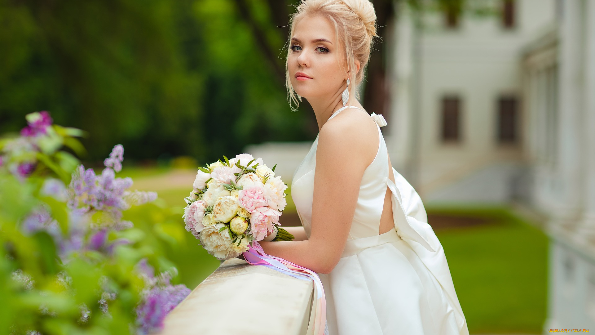 девушки, -unsort, , невесты, букет, перила, цветы, платье, блондинка