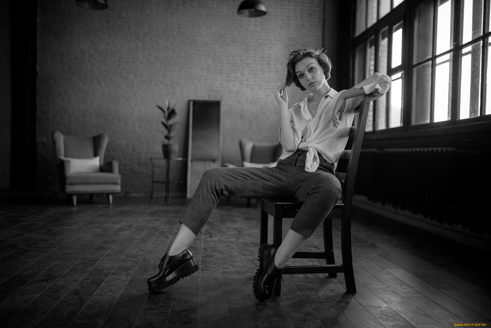 девушки, olya, pushkina, оля, пушкина, женщины, модель, смотрит, на, зрителя, в, помещении, портрет, монохромный, рубашка, брюки, обувь, сидит, стул, диван, окно, георгий, чернядьев