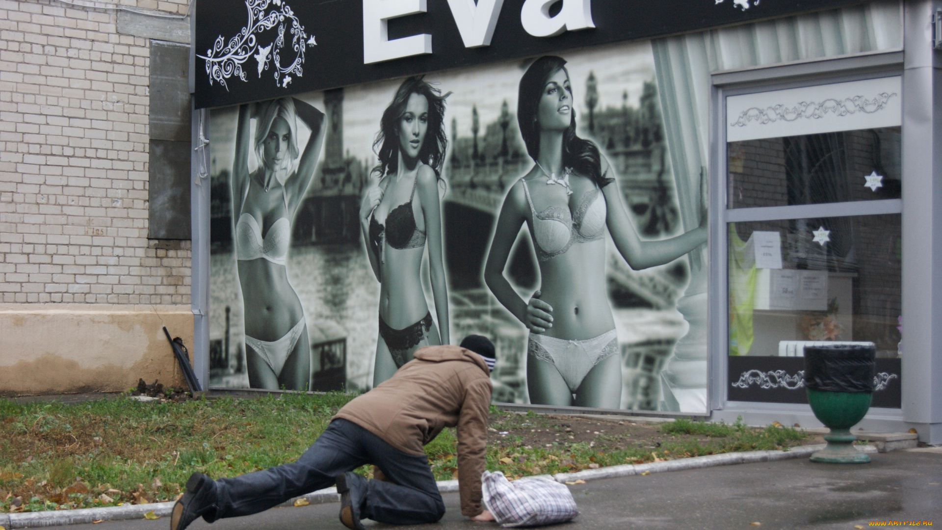 почему, то, именно, на, этом, месте, многие, мужчины, спотыкаются, юмор, и, приколы, плакат, сумка, газон, тротуар, прохожий, магазин, урна