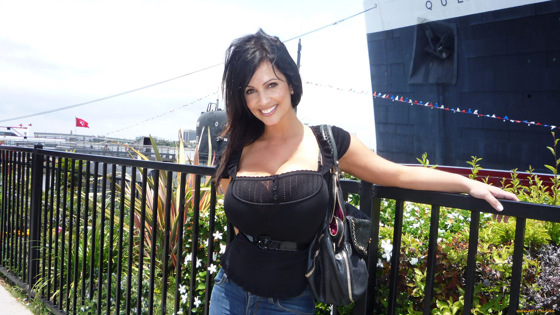 девушки, denise, milani, улыбка, брюнетка, поза, взгляд, грудь, фигура, девушка, denise, milani