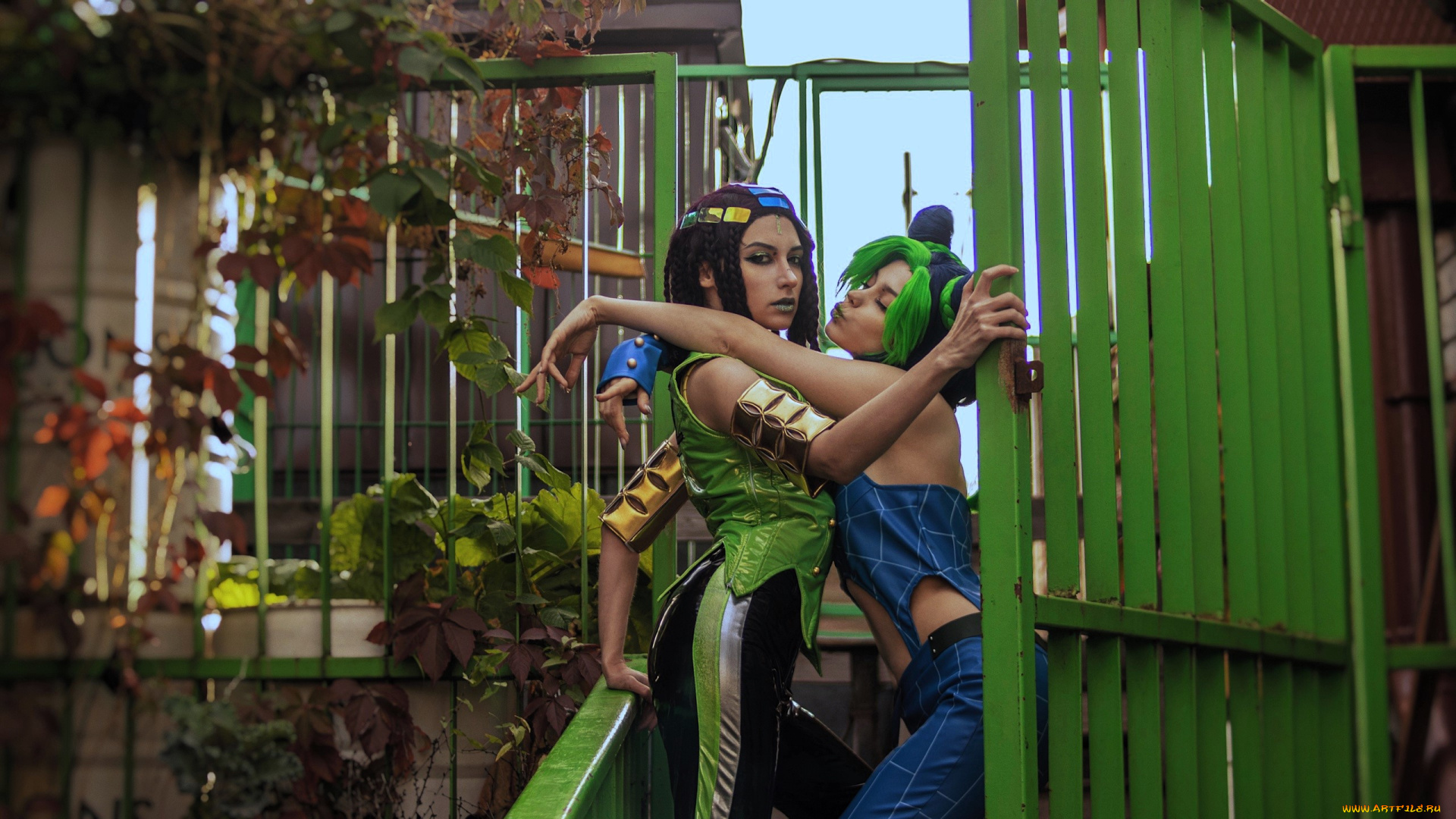 девушки, tenletters, образы, косплей, наряды, костюмы, подруги, объятия, поцелуй, забор, калитка, дома, дикий, виноград