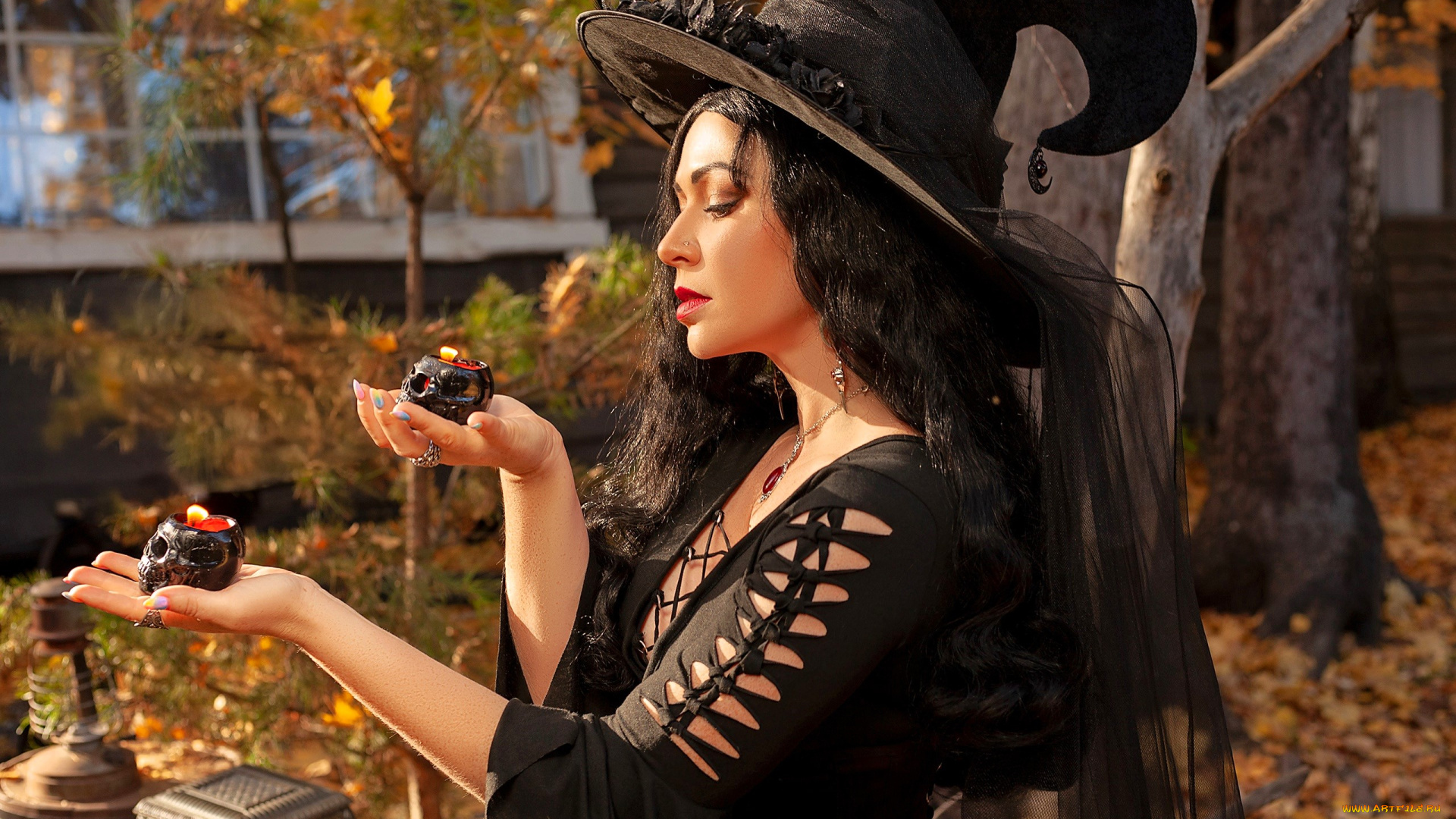 девушки, юлия, огородникова, образ, косплей, костюм, наряд, ведьма, шляпа, платье, свечи, черепа, осень, листья, деревья, дом, двор, шкатулка