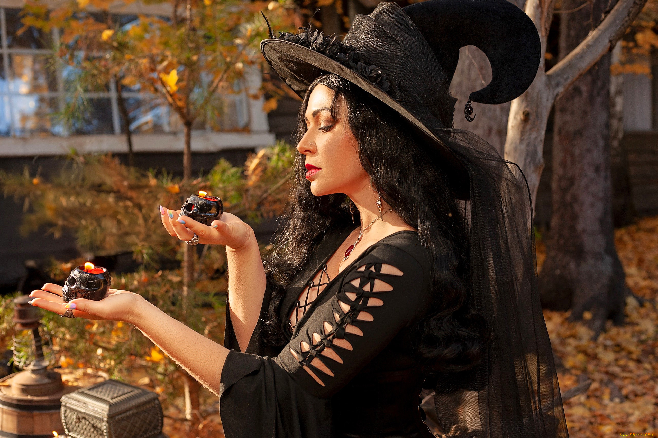 девушки, юлия, огородникова, образ, косплей, костюм, наряд, ведьма, шляпа, платье, свечи, черепа, осень, листья, деревья, дом, двор, шкатулка