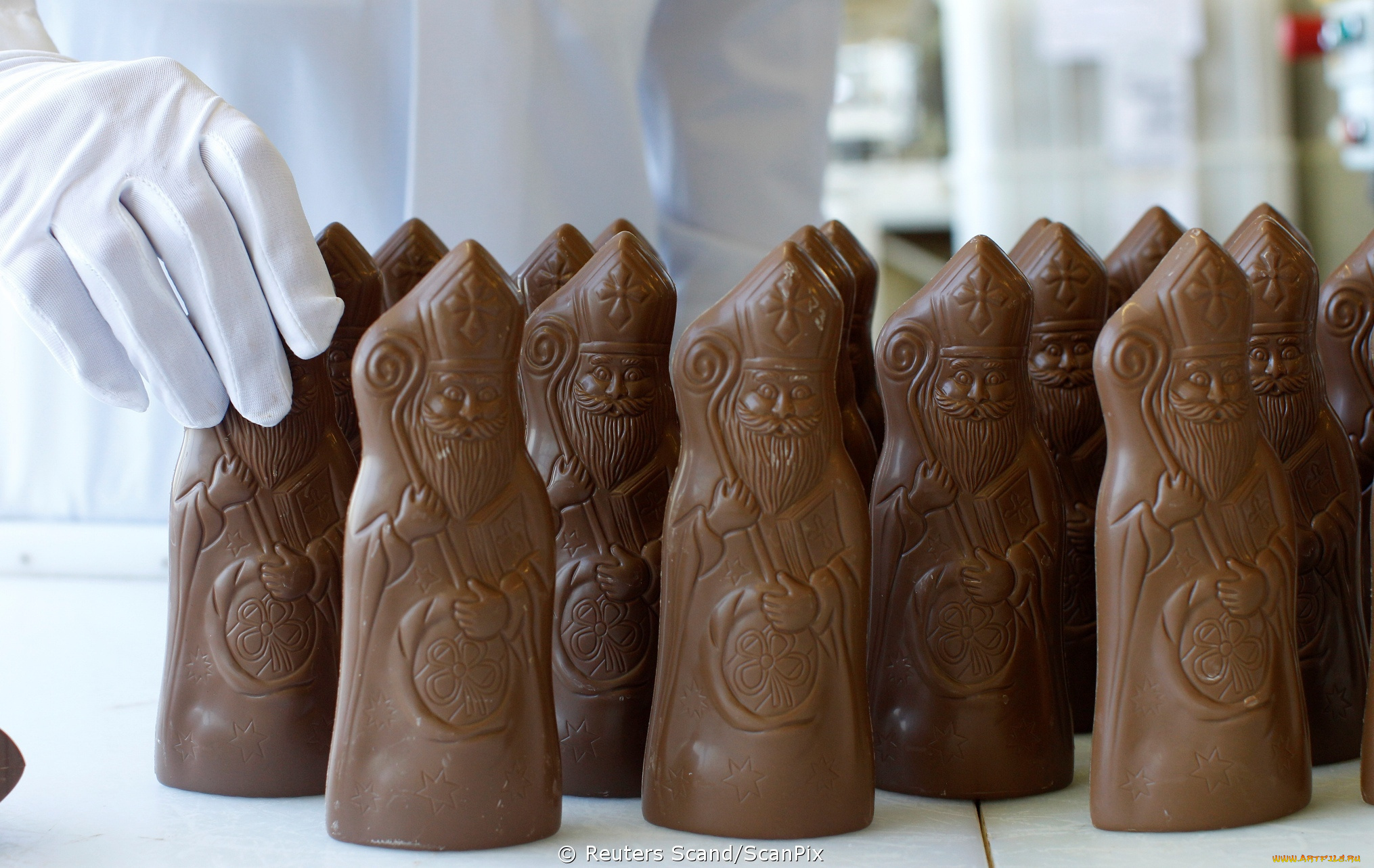 еда, конфеты, , шоколад, , сладости, шоколад, перчатка, рука, санта, клаус, фигурки