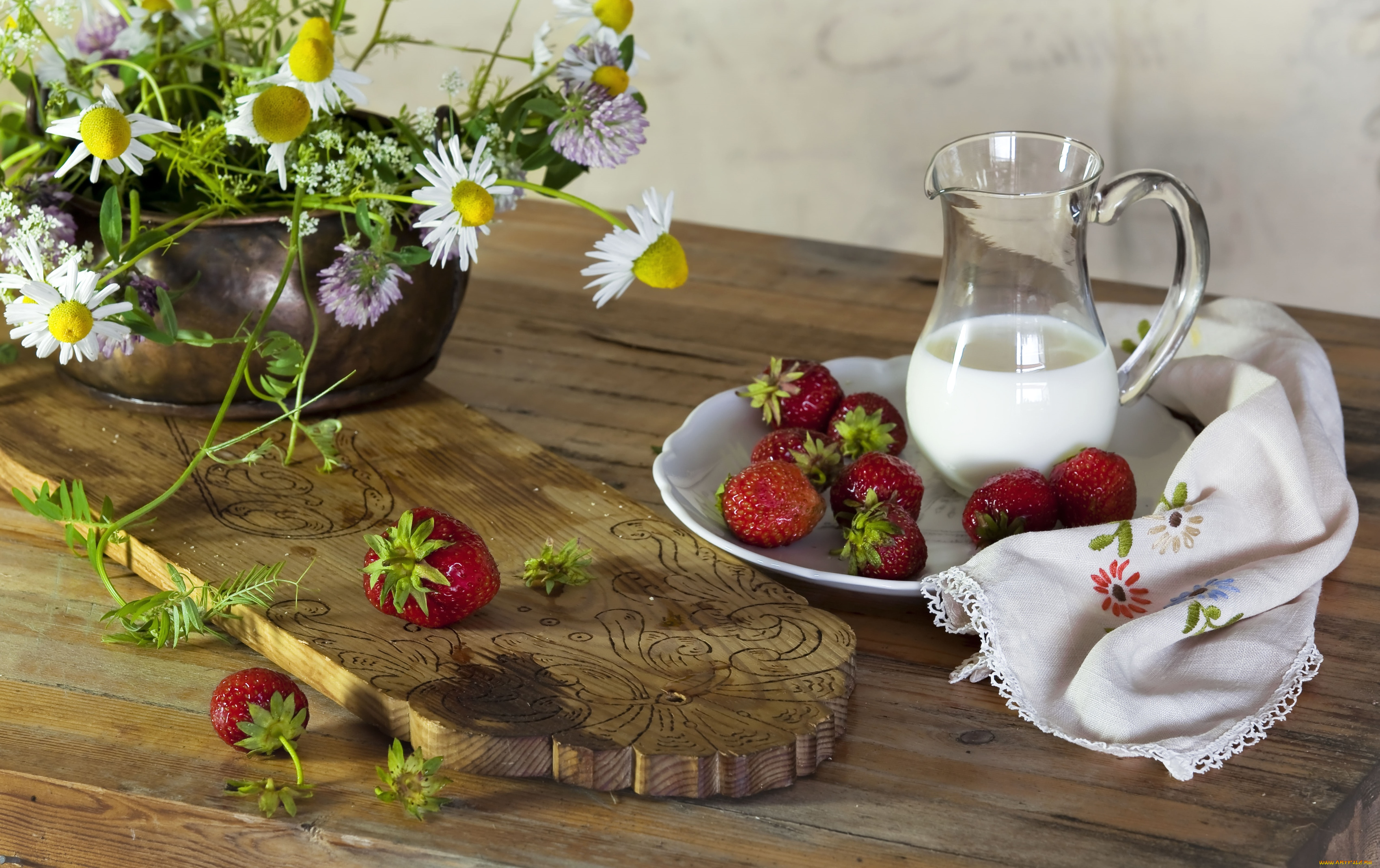 еда, натюрморт, цветы, клубника, молоко