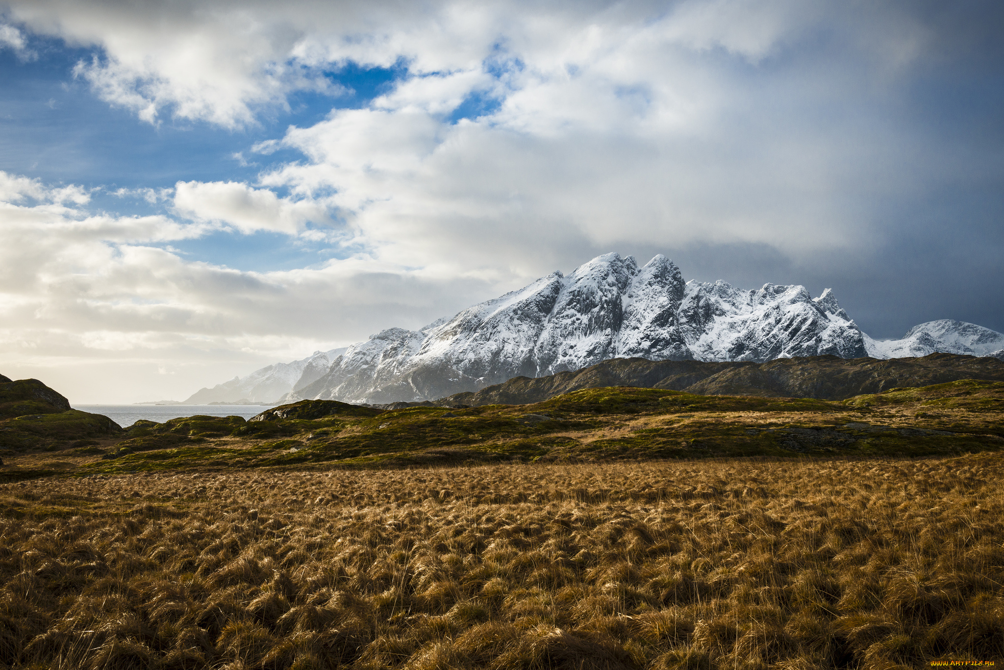 природа, горы, трава, небо, облака, снег, озеро