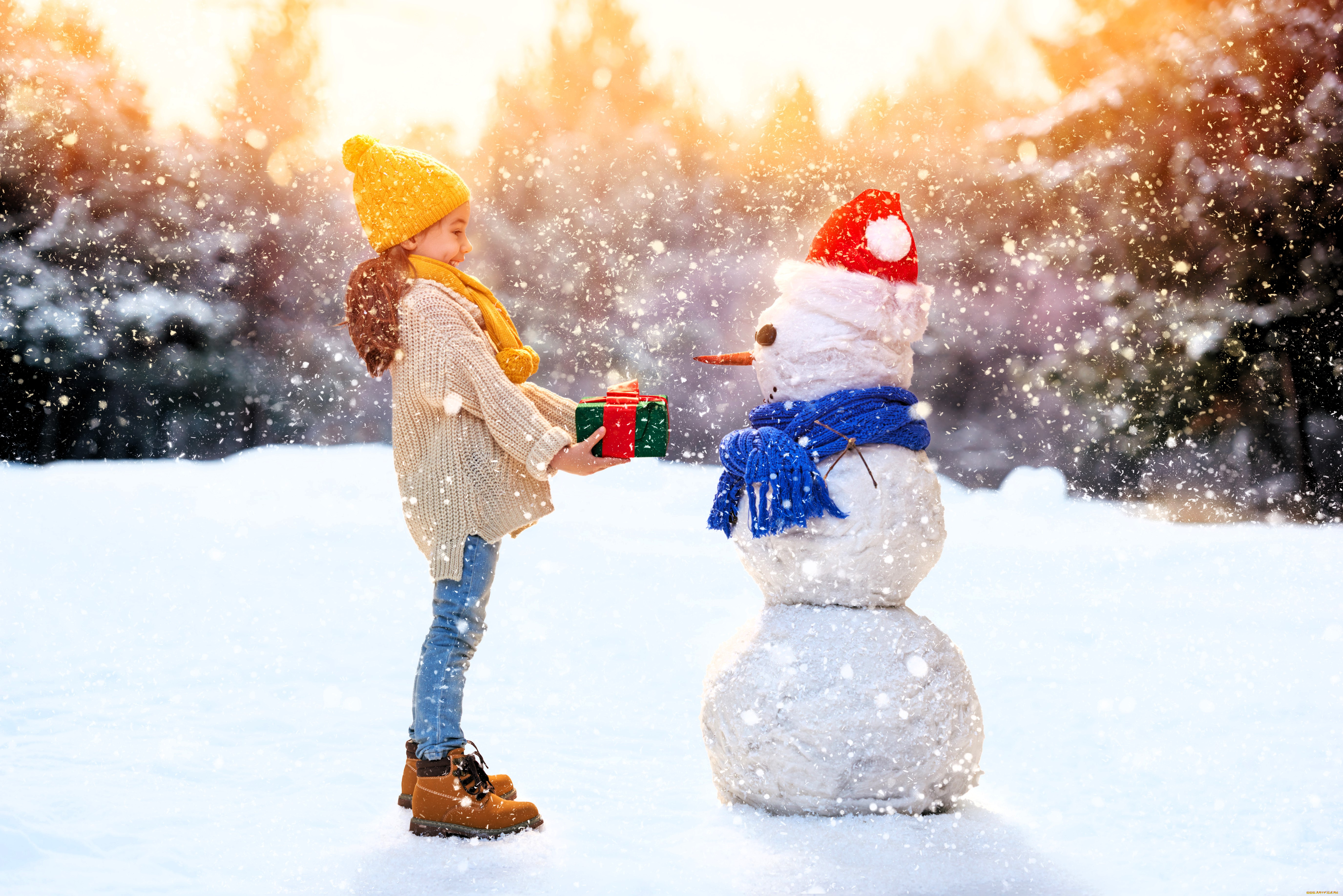 разное, дети, девочка, подарок, снеговик, снег, деревья